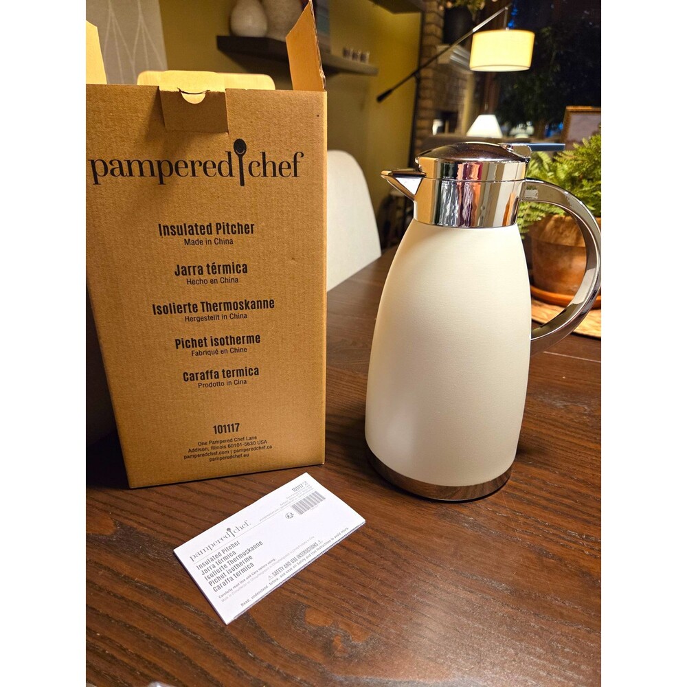 NIB Pampered Chef Insulated Pitcher 101117 64 Oz White Thermal Hot Cold Carafe